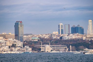Boğazdan Besiktas Stadyumu manzarası. İstanbul, Türkiye - 23 Aralık 2023.