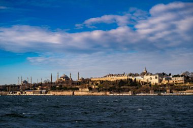 İstanbul 'un tarihi yarımadasındaki Topkapı Sarayı, Ayasofya Camii ve Sultanahmet Camii manzarası.
