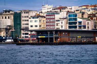 Karakoy feribot limanı, Boğaz 'dan. İstanbul, Türkiye - 23 Aralık 2023.