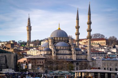 Boğaz 'dan Yeni Cami' nin (Valide Sultan Camii) manzarası. İstanbul, Türkiye - 23 Aralık 2023.