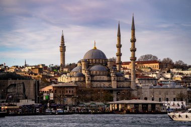 Boğaz 'dan Yeni Cami' nin (Valide Sultan Camii) manzarası. İstanbul, Türkiye - 23 Aralık 2023.