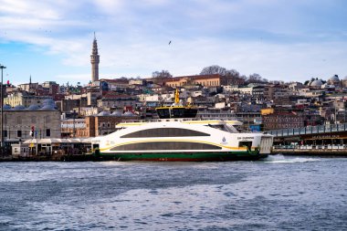 Eminonu Ferry Rıhtımı 'nın Boğaz' dan görünüşü. İstanbul, Türkiye - 23 Aralık 2023.