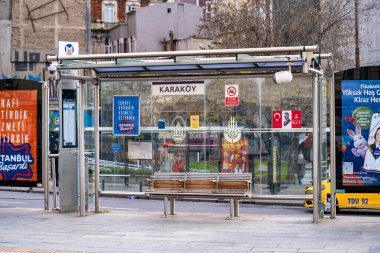 Karaköy tramvay istasyonu. İstanbul, Türkiye - 23 Aralık 2023.
