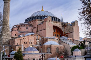 Ayasofya (Ayasofya), İstanbul 'da bir cami ve büyük bir kültür ve tarih mekanıdır..