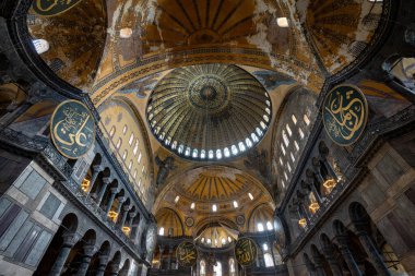Ayasofya 'nın iç manzarası. Ayasofya (Ayasofya), İstanbul 'da bir cami ve büyük bir kültür ve tarih mekanıdır..