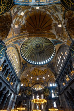 Ayasofya 'nın iç manzarası. Ayasofya (Ayasofya), İstanbul 'da bir cami ve büyük bir kültür ve tarih mekanıdır..