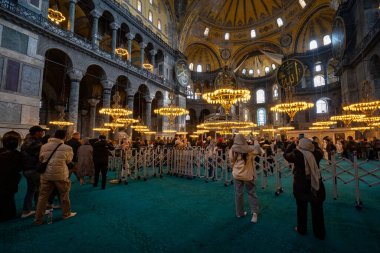 Ayasofya 'yı ziyaret eden turistler. Ayasofya (Ayasofya), İstanbul 'da bir camidir. İstanbul, Türkiye - 23 Aralık 2023.