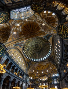 Ayasofya 'nın panoramik iç görünüşü. Ayasofya (Ayasofya), İstanbul 'da bir cami ve büyük bir kültür ve tarih mekanıdır..