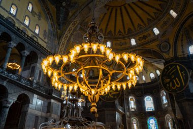 Ayasofya 'daki camii şamdanı. Ayasofya (Ayasofya), İstanbul 'da bir cami ve büyük bir kültür ve tarih mekanıdır..