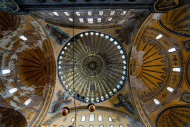 Ayasofya 'nın iç manzarası. Ayasofya (Ayasofya), İstanbul 'da bir cami ve büyük bir kültür ve tarih mekanıdır..