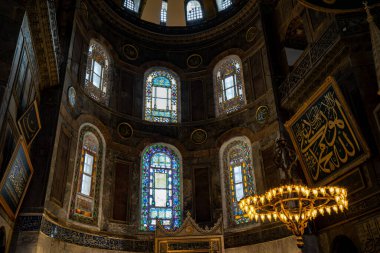 Ayasofya 'nın iç manzarası. Ayasofya (Ayasofya), İstanbul 'da bir cami ve büyük bir kültür ve tarih mekanıdır..