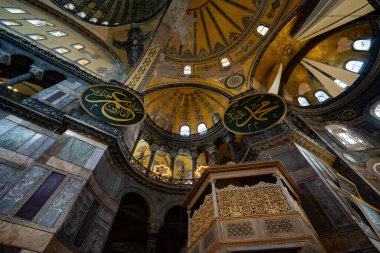 Ayasofya 'nın iç manzarası. Ayasofya (Ayasofya), İstanbul 'da bir cami ve büyük bir kültür ve tarih mekanıdır..