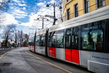 Sultanahmet ilçesindeki İstanbul tramvayı. İstanbul, Türkiye - 23 Aralık 2023.