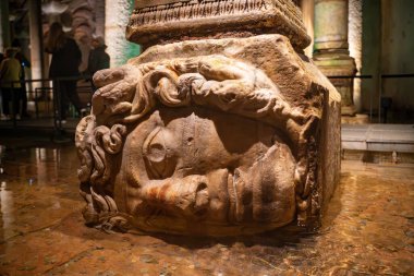 Bazilika Sarnıçındaki Medusa sütun tabanları.