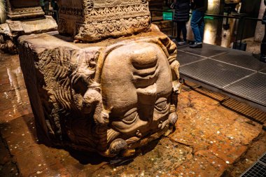 Bazilika Sarnıçındaki Medusa sütun tabanları.