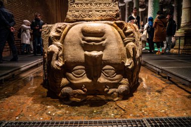 Bazilika sarnıçındaki Medusa sütun üsleri. İstanbul, Türkiye - 23 Aralık 2023.