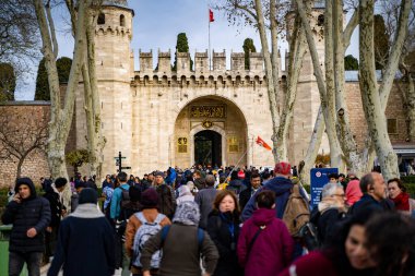 Topkapı Sarayı 'nı ziyaret eden turistler. Selamlama Kapısı, Topkapı Sarayı 'nın ikinci avlusunun girişi. İstanbul, Türkiye - 23 Aralık 2023.