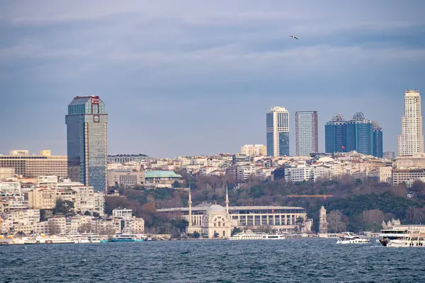 Boğazdan Besiktas Stadyumu manzarası. İstanbul, Türkiye - 23 Aralık 2023.