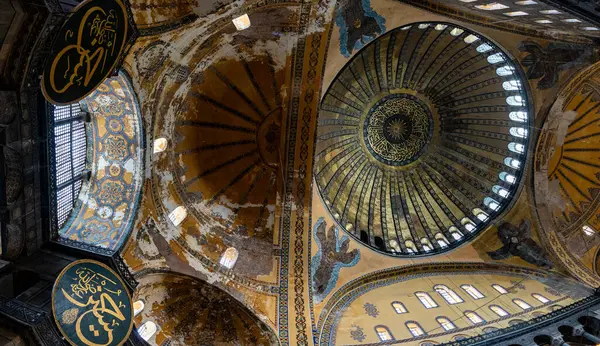 Ayasofya 'nın iç manzarası. Ayasofya (Ayasofya), İstanbul 'da bir cami ve büyük bir kültür ve tarih mekanıdır..
