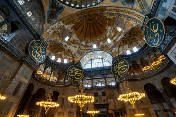 Ayasofya 'nın iç manzarası. Ayasofya (Ayasofya), İstanbul 'da bir cami ve büyük bir kültür ve tarih mekanıdır..