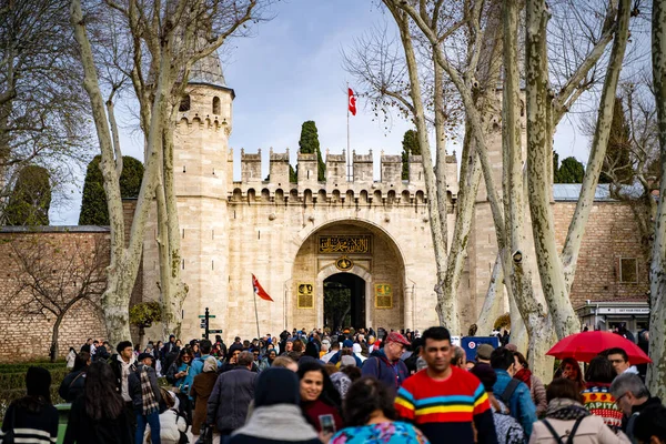 Topkapı Sarayı 'nı ziyaret eden turistler. Selamlama Kapısı, Topkapı Sarayı 'nın ikinci avlusunun girişi. İstanbul, Türkiye - 23 Aralık 2023.