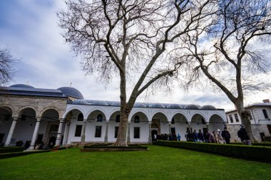 Topkapı Sarayı 'ndaki tarihi binalar. İstanbul, Türkiye - 23 Aralık 2023.