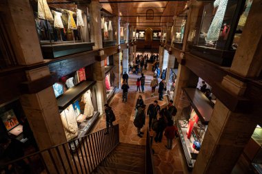 Topkapı Sarayı 'ndaki İmparatorluk Kıyafet Müzesi. İstanbul, Türkiye - 23 Aralık 2023.