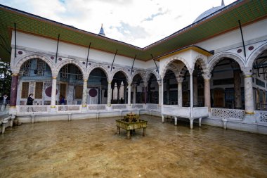 Topkapı Sarayı 'nın bahçesinde süs havuzu. İstanbul, Türkiye - 23 Aralık 2023.