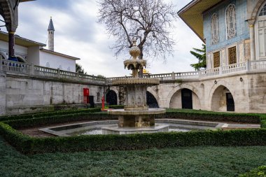 Topkapı Sarayı bahçesinde süs havuzu..