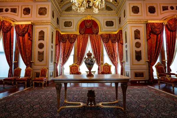 Topkapı Sarayı 'ndaki Mecidiye Pavyonu' nun iç manzarası. İstanbul, Türkiye - 23 Aralık 2023.