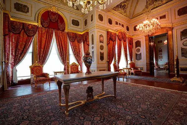 Topkapı Sarayı 'ndaki Mecidiye Pavyonu' nun iç manzarası. İstanbul, Türkiye - 23 Aralık 2023.