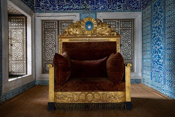 Topkapı Sarayı 'nda Mahmut Sultan II' nin tahtı. İstanbul, Türkiye - 23 Aralık 2023.