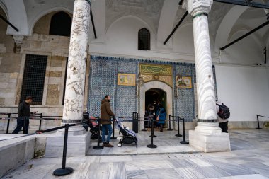 Topkapı Sarayı 'ndaki İslam Kutsal Eserleri Müzesi. İstanbul, Türkiye - 23 Aralık 2023.