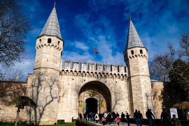 Topkapı Sarayı 'nı ziyaret eden turistler. Selamlama Kapısı, Topkapı Sarayı 'nın ikinci avlusunun girişi. İstanbul, Türkiye - 23 Aralık 2023.