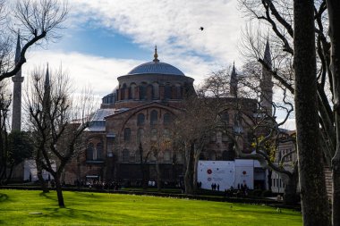 Hagia Irene (Aya Irini) Topkapı Sarayı 'nın dış avlusunda bulunan bir Doğu Ortodoks kilisesidir. İstanbul, Türkiye - 23 Aralık 2023.