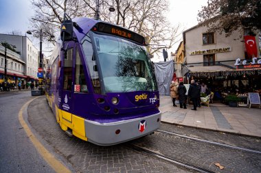 Eminonu 'daki İstanbul tramvayı. İstanbul, Türkiye - 23 Aralık 2023.