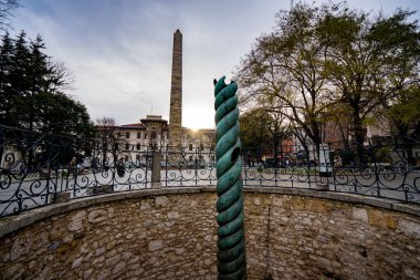 Sultanahmet bölgesinde Yılan Sütunu ve Duvarlı Dikilitaş.