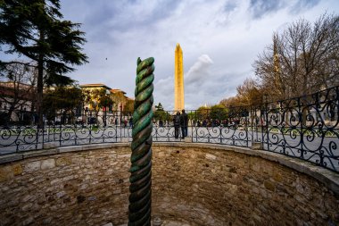 Sultanahmet bölgesindeki Theodosius 'un Yılan Sütunu ve Obelisk' i. İstanbul, Türkiye - 23 Aralık 2023.