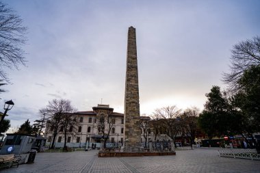 Sultanahmet bölgesinde Obelisk 'e duvar örmüş. İstanbul, Türkiye - 23 Aralık 2023.