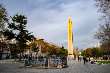 Sultanahmet bölgesindeki Theodosius 'un Yılan Sütunu ve Obelisk' i. İstanbul, Türkiye - 23 Aralık 2023.