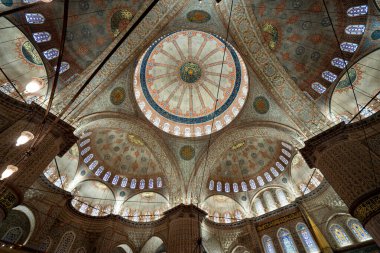 Mavi Cami 'nin iç manzarası (Sultan Ahmed Camii). İstanbul, Türkiye - 23 Aralık 2023.