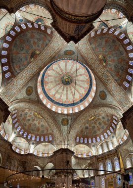Mavi Cami 'nin iç manzarası (Sultan Ahmed Camii). İstanbul, Türkiye - 23 Aralık 2023.