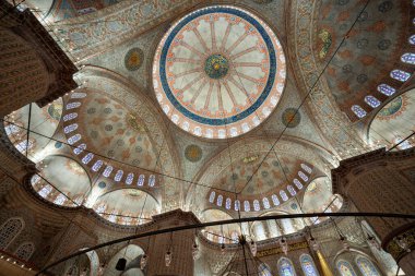 Mavi Cami 'nin iç manzarası (Sultan Ahmed Camii). İstanbul, Türkiye - 23 Aralık 2023.