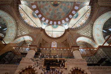 Mavi Cami 'nin iç manzarası (Sultan Ahmed Camii). İstanbul, Türkiye - 23 Aralık 2023.