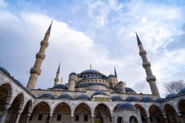 İstanbul 'daki Mavi Cami (Sultan Ahmed Camii) Osmanlı döneminden kalma tarihi bir camidir. İstanbul, Türkiye - 23 Aralık 2023.