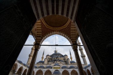 İstanbul 'daki Mavi Cami (Sultan Ahmed Camii) Osmanlı döneminden kalma tarihi bir camidir. İstanbul, Türkiye - 23 Aralık 2023.