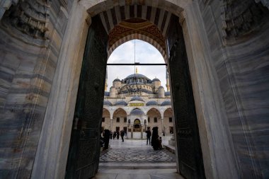 İstanbul 'daki Mavi Cami (Sultan Ahmed Camii) Osmanlı döneminden kalma tarihi bir camidir. İstanbul, Türkiye - 23 Aralık 2023.