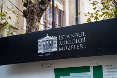 İstanbul Arkeoloji Müzesi imzası. İstanbul, Türkiye - 23 Aralık 2023.