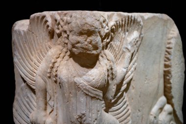 İstanbul Arkeoloji Müzesi binasında Gorgon figürlü Frieze. İstanbul, Türkiye - 23 Aralık 2023.