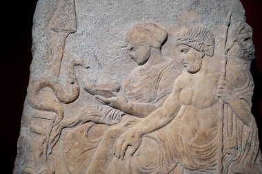 İstanbul Arkeoloji Müzeleri binasındaki Asclepius ve Hygieia 'nın rahatlatılması. İstanbul, Türkiye - 23 Aralık 2023.